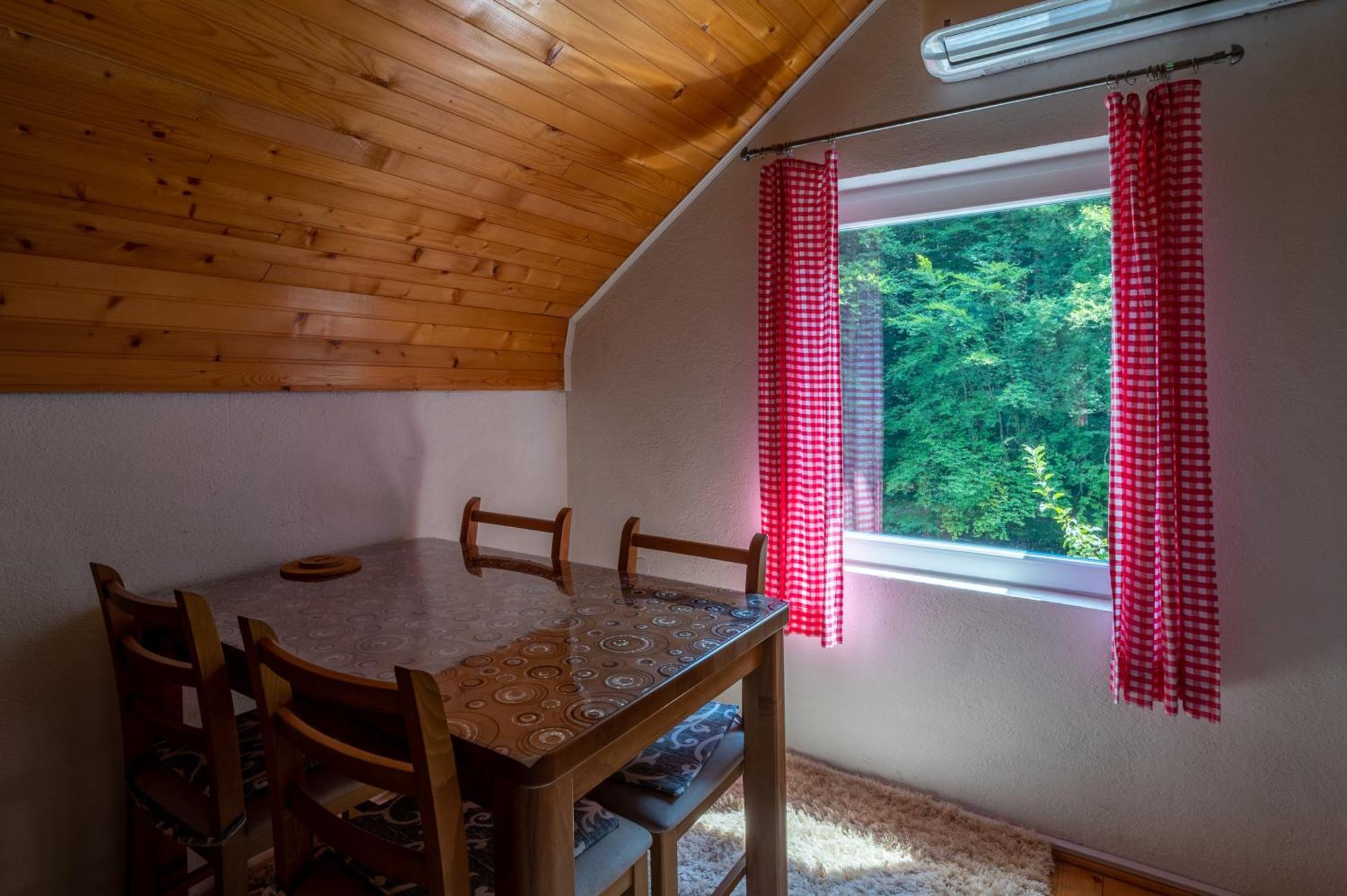 Domacinstvo Na Kraju Svijeta Casa de hóspedes Sipovo Exterior foto